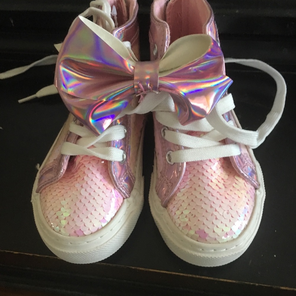 Tennis shoes